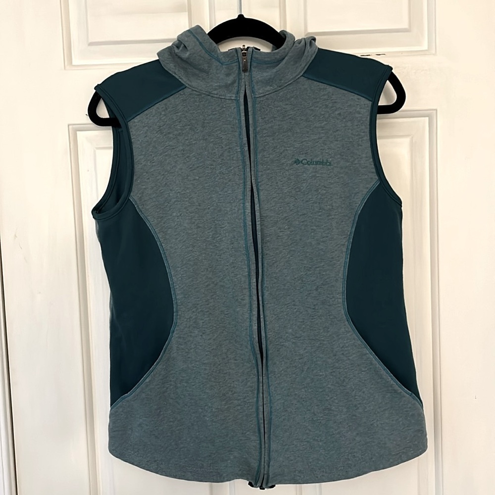 Columbia casual hooded teal vest in EUC. Perfect light layer for that fall walk!